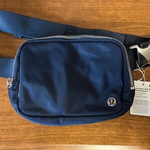 lululemon athletica Navy Everywhere Belt Bag with metal hardware NWT